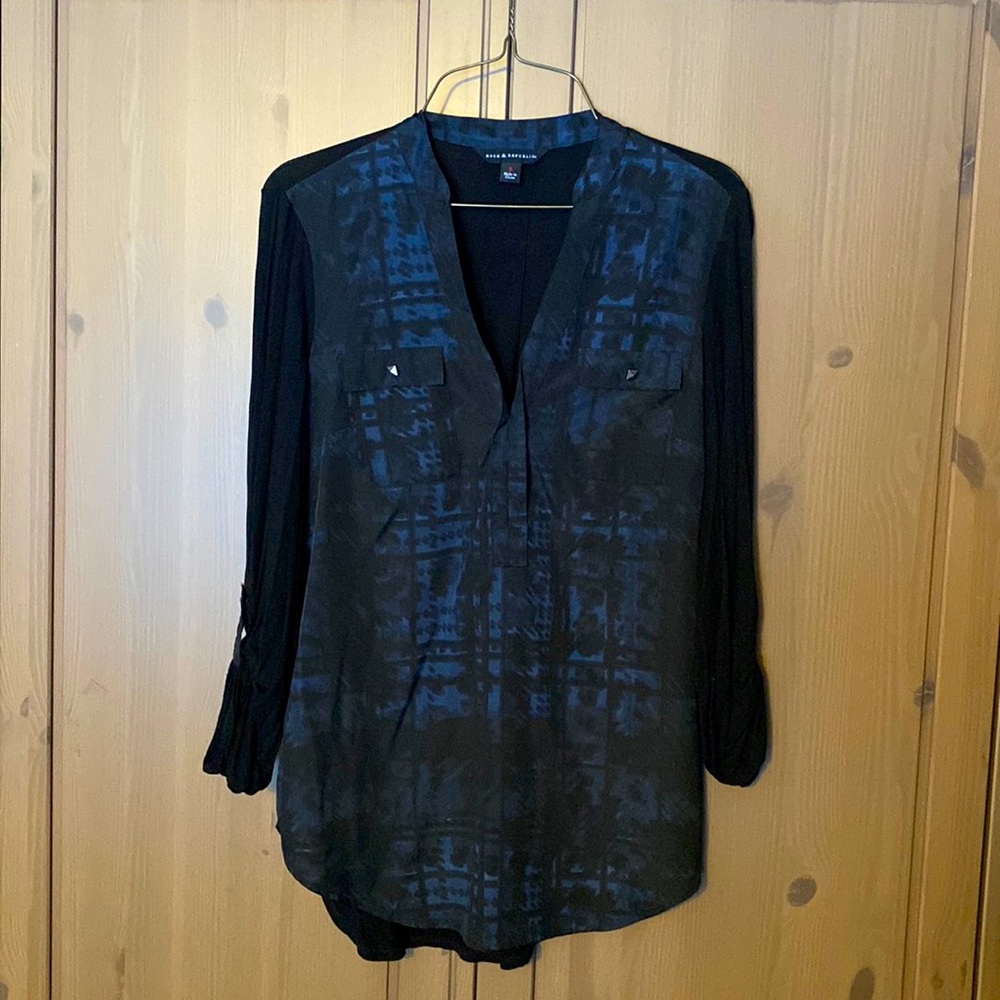 Silky v-neck blouse with 2 front pockets